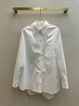 Дизайн лацканов белой рубашки в стиле бойфренда версия свободного профиля может сочетаться с поясом для ношения на модной талии